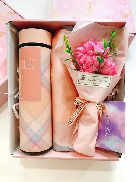Bối rối khi chọn quà, làm sao để trao gửi yêu thương trọn vẹn?